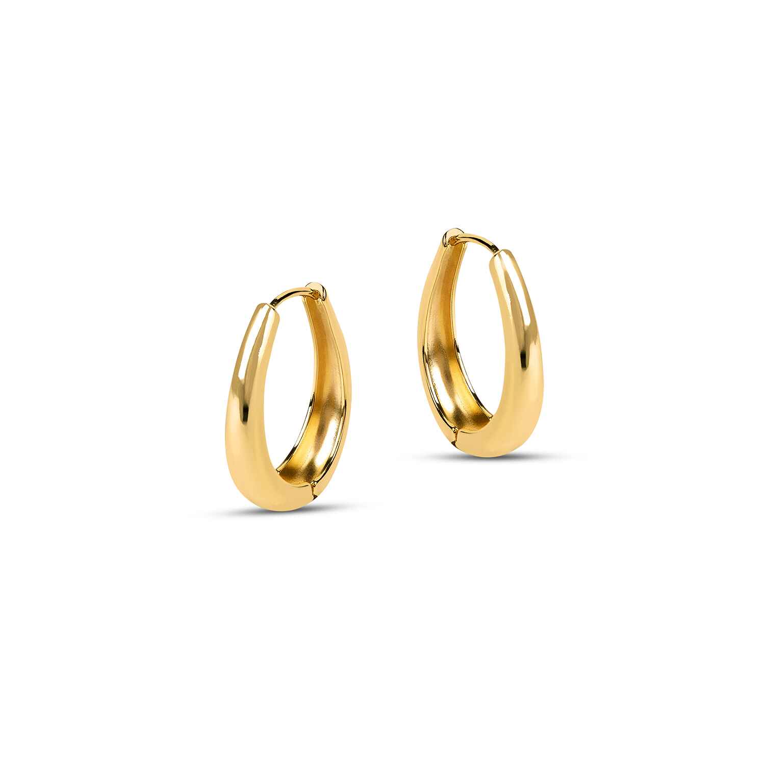 Crafted from sustainable materials, the Lola Large Curve Hoop Earrings ooze contemporary style with their high polish 18k gold finish.