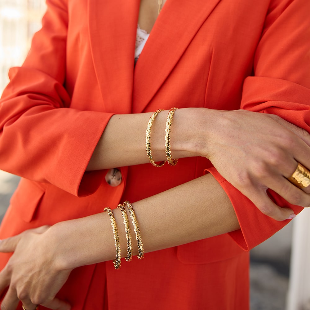 Delicately handmade to fit any wrist size, the Otto Twisted Gold bangle is designed to relfect the texture of a twisted rope. This sustainable open cuff looks great worn alone or stacked.